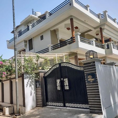Paarijaat Homestay & Guesthouse Ayodhya ภายนอก รูปภาพ