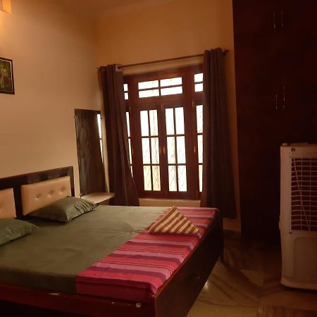 Paarijaat Homestay & Guesthouse Ayodhya ภายนอก รูปภาพ