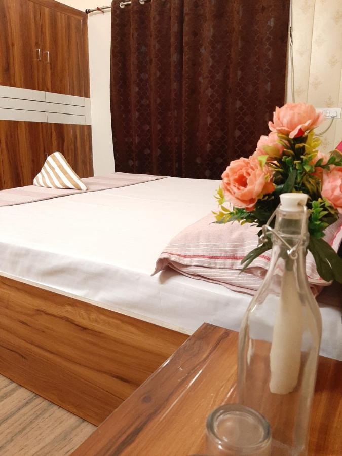 Paarijaat Homestay & Guesthouse Ayodhya ภายนอก รูปภาพ