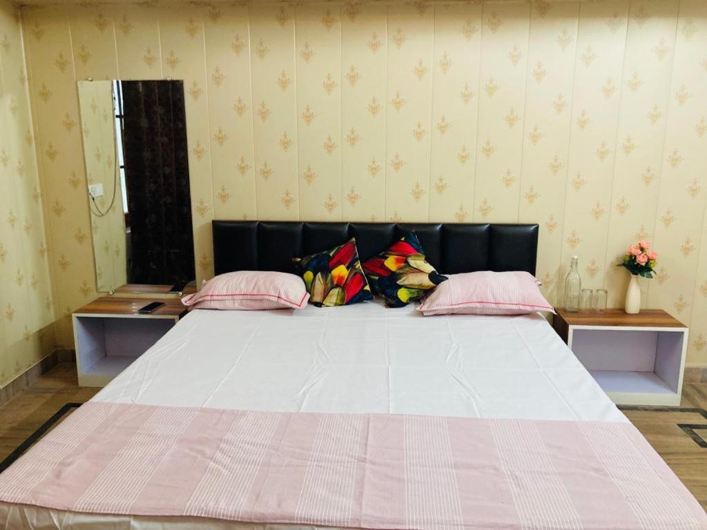 Paarijaat Homestay & Guesthouse Ayodhya ภายนอก รูปภาพ